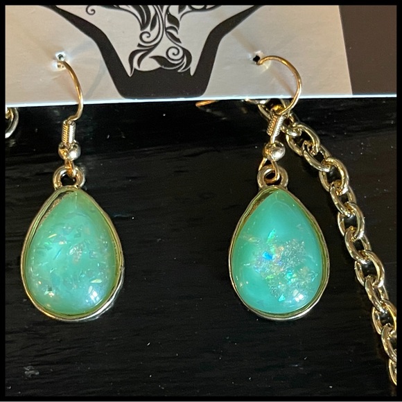 Acrylic Nacre Teardrop Necklace - Picture 9 of 9